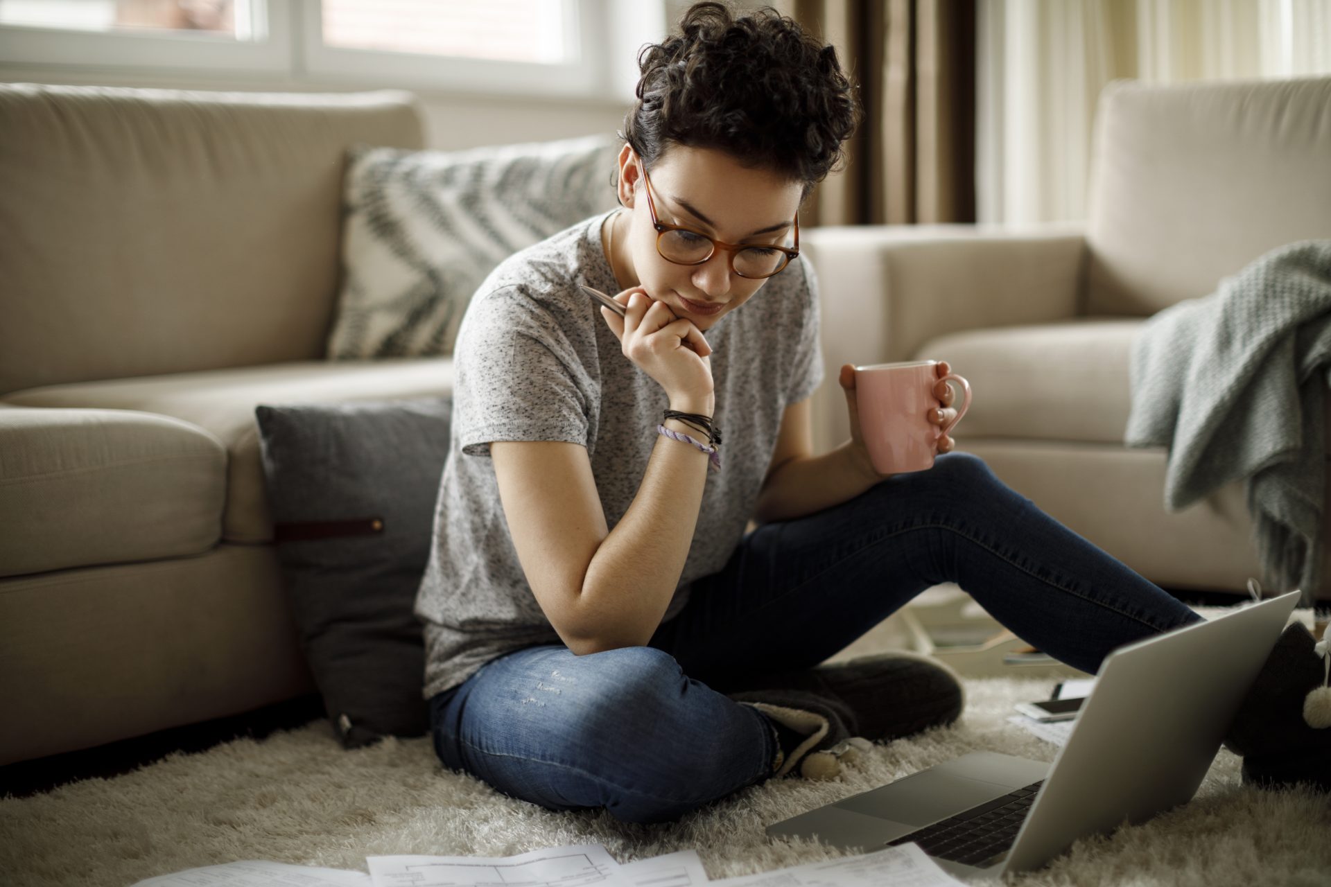 A female student researching about student loan refinancing rates.