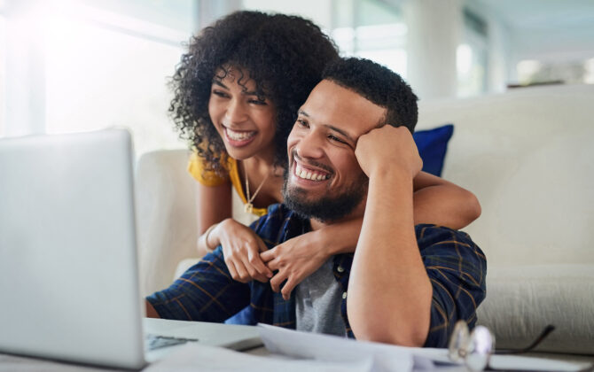 woman and man learn about how direct deposit can be a helpful tool as they pursue their savings goals