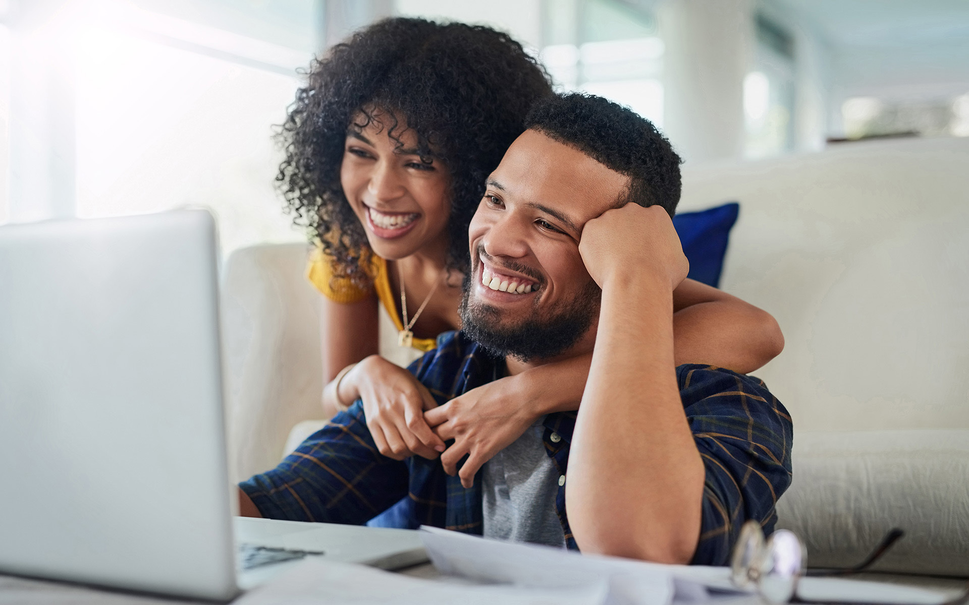 woman and man learn about how direct deposit can be a helpful tool as they pursue their savings goals